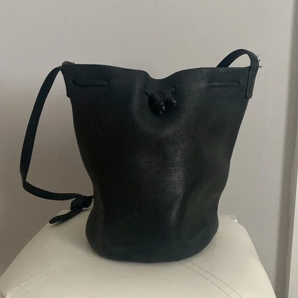 BAGGU Black Crossbody Bag with Sleek Design - Picture 2 of 9